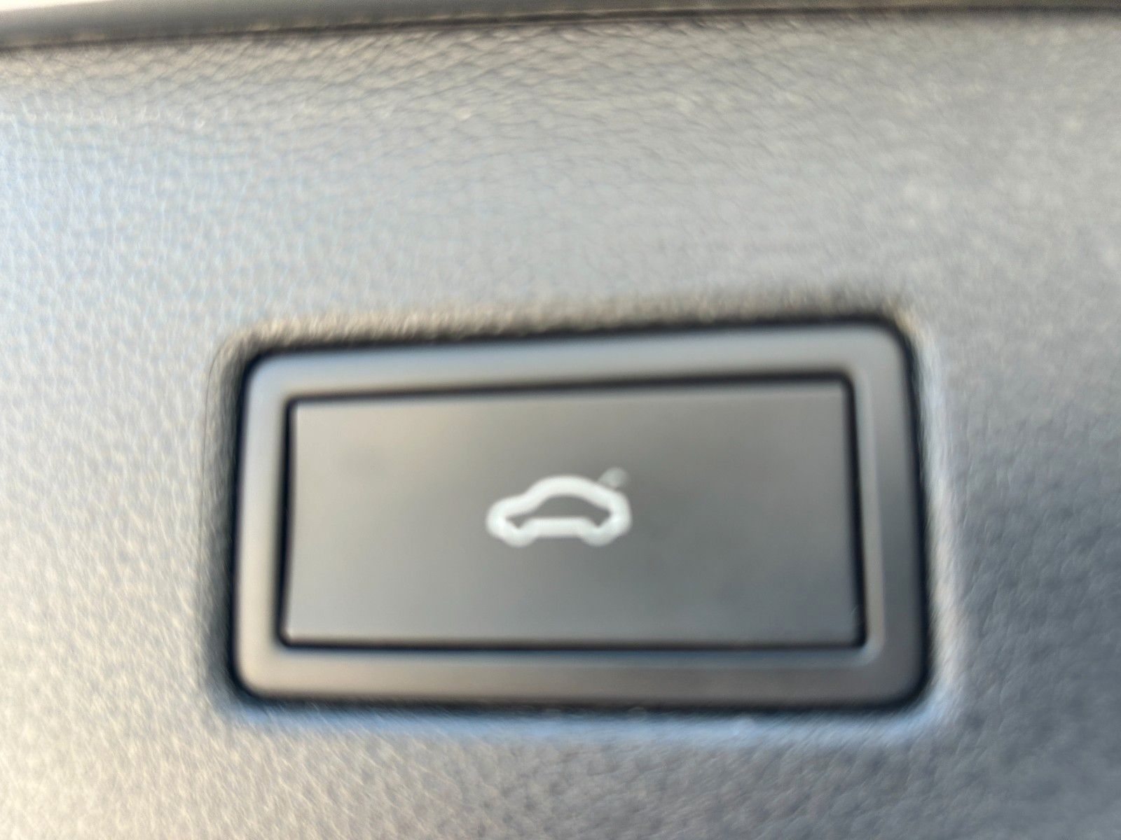 Fahrzeugabbildung Volkswagen Tiguan R-Line  Standheizung AHK