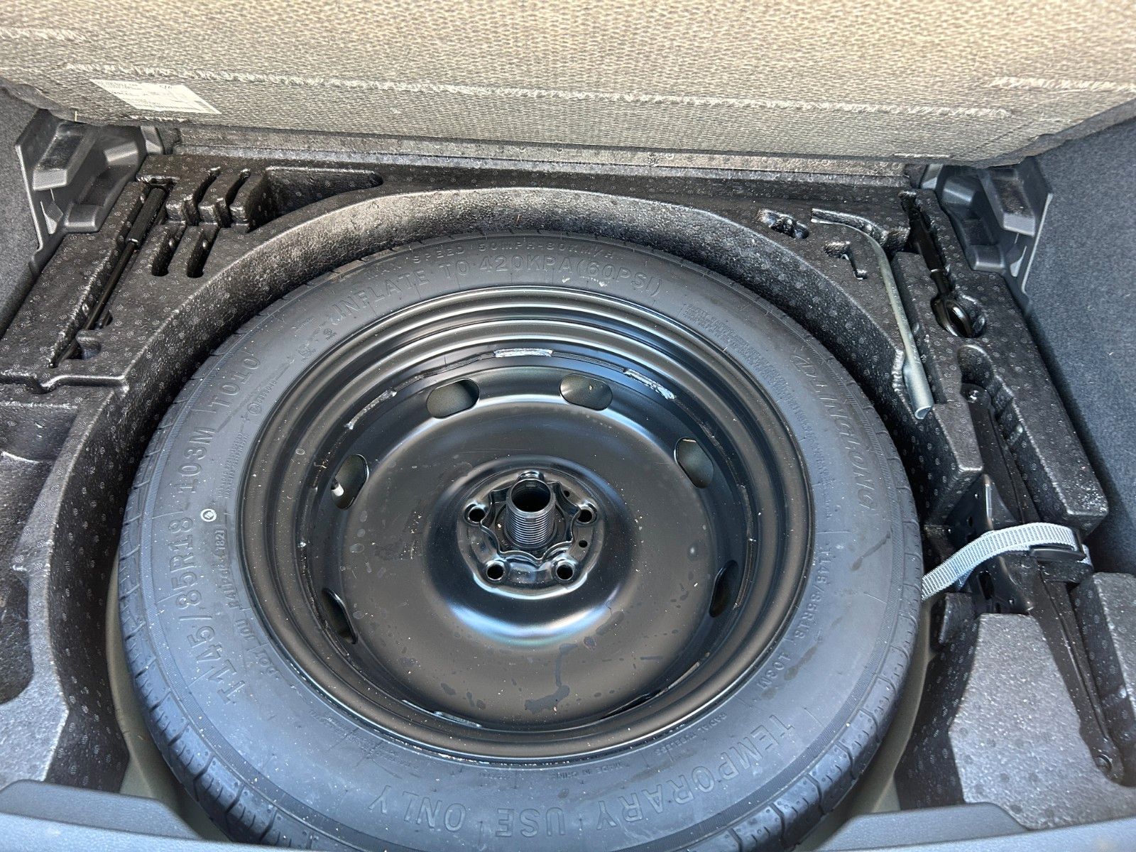 Fahrzeugabbildung Volkswagen Tiguan R-Line  Standheizung AHK