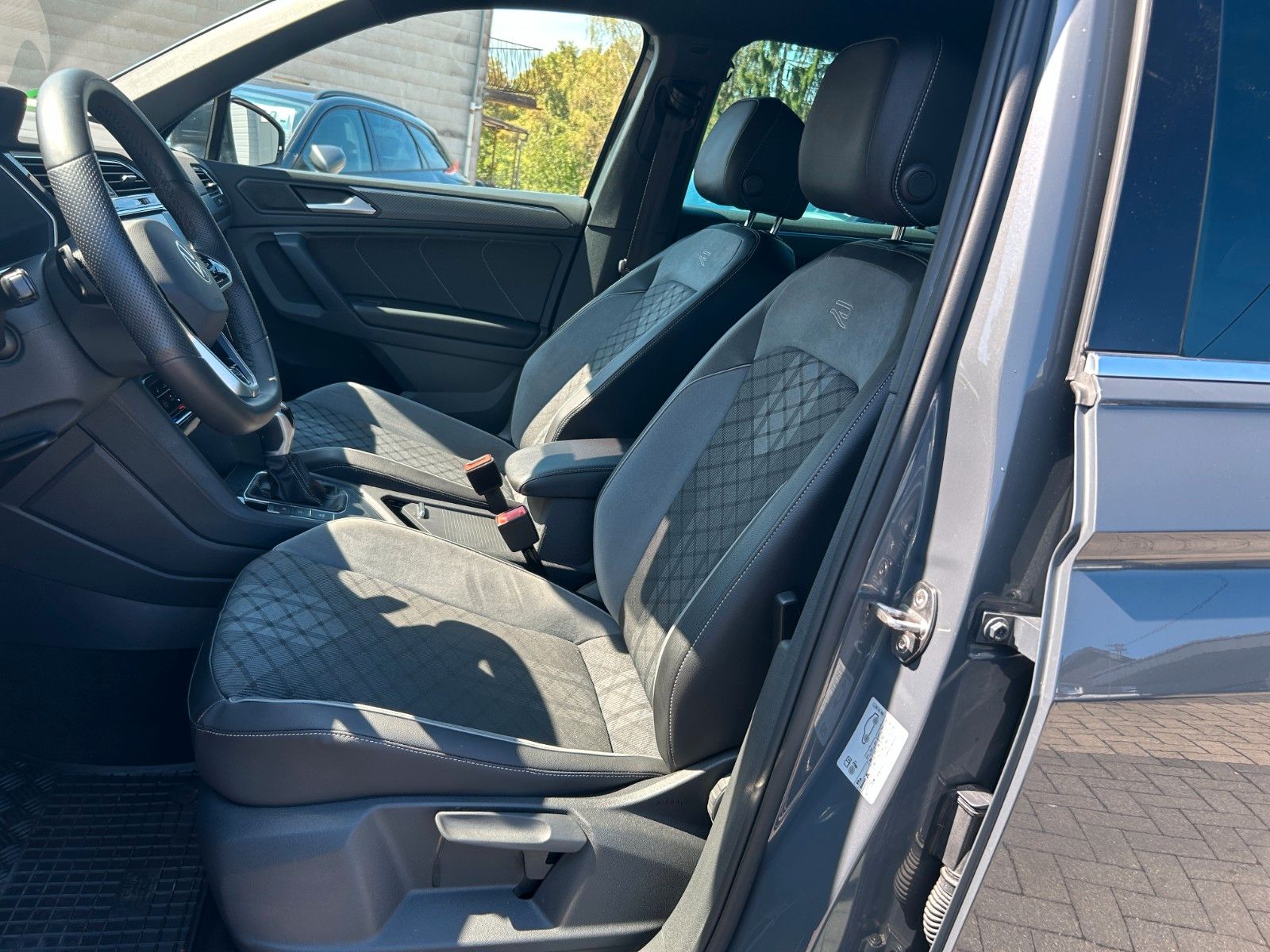 Fahrzeugabbildung Volkswagen Tiguan R-Line  Standheizung AHK