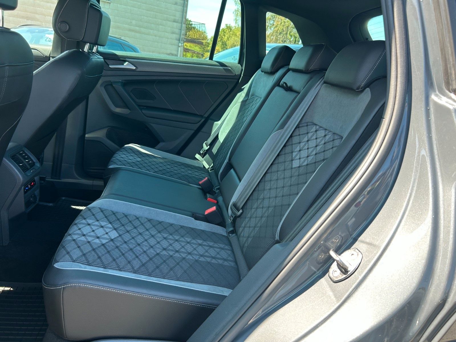 Fahrzeugabbildung Volkswagen Tiguan R-Line  Standheizung AHK