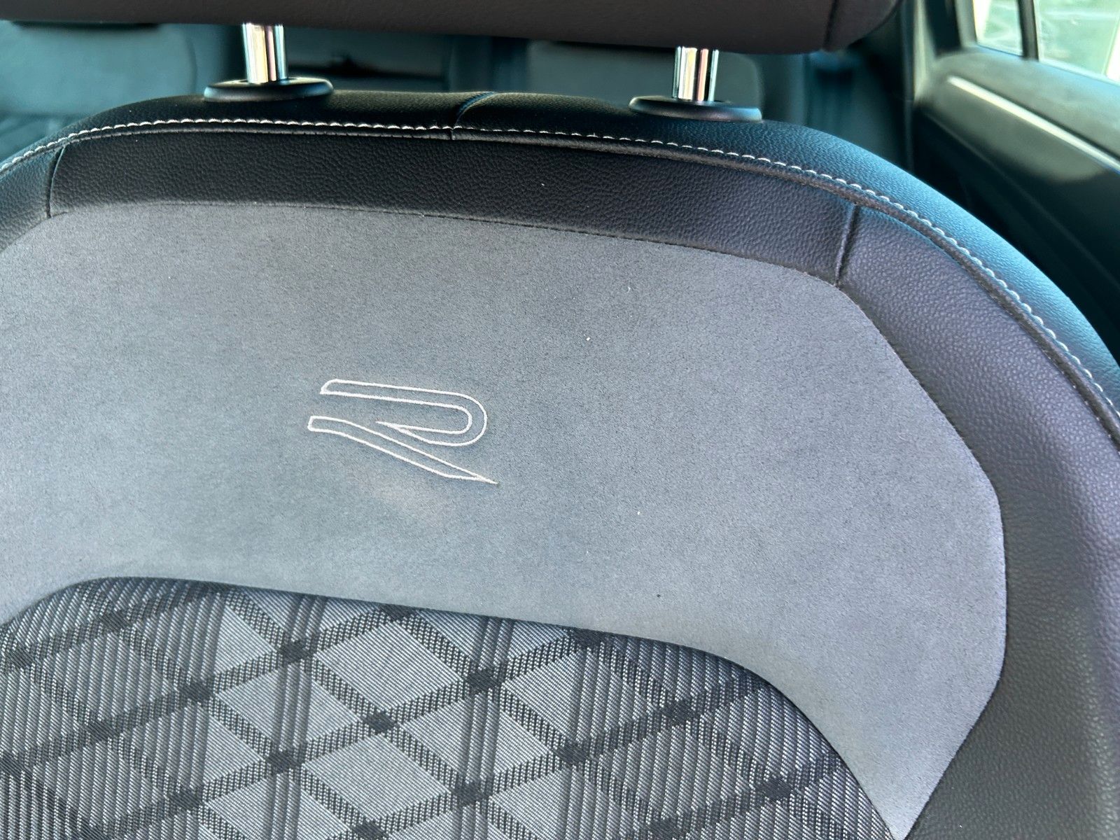 Fahrzeugabbildung Volkswagen Tiguan R-Line  Standheizung AHK