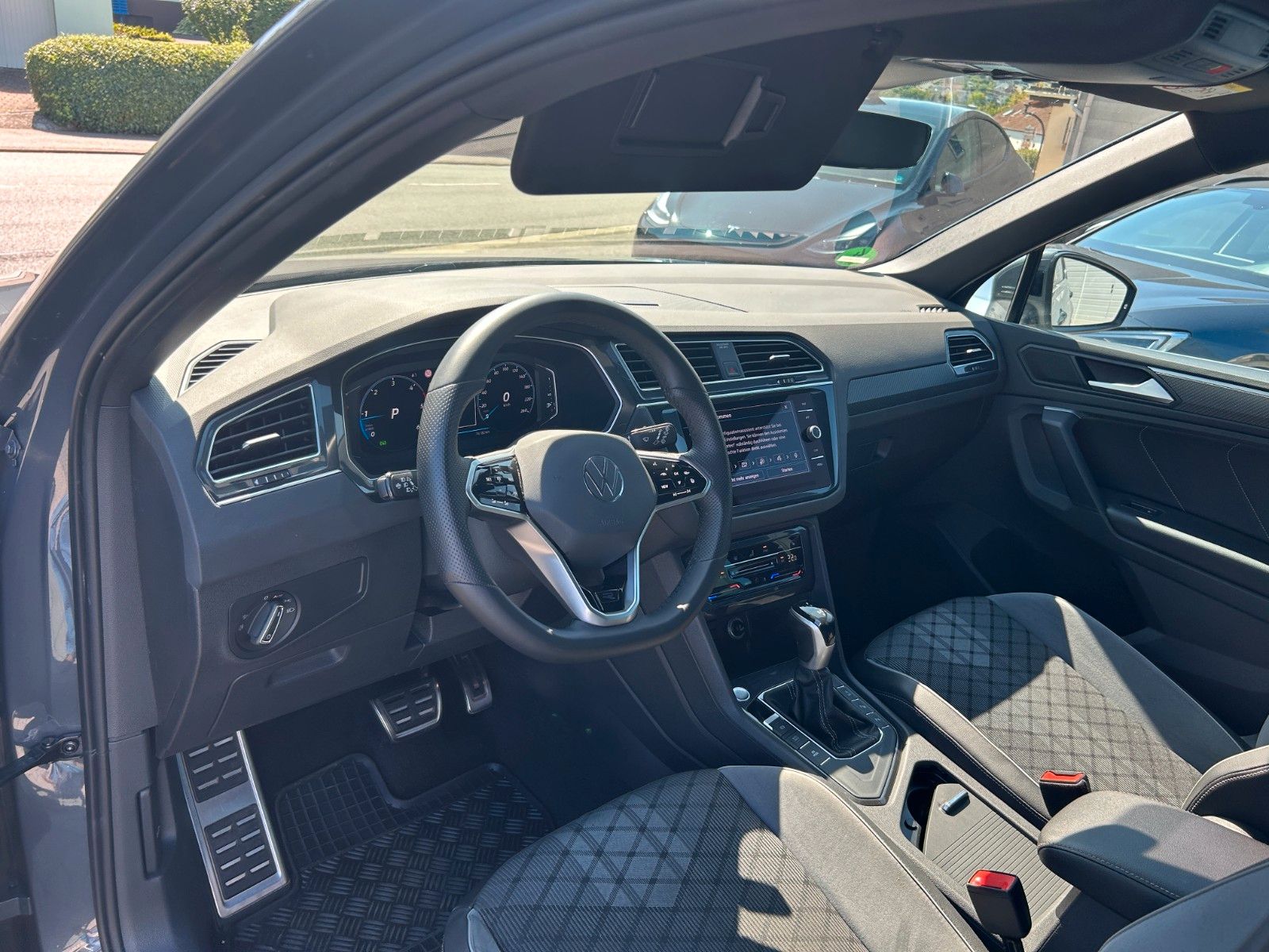 Fahrzeugabbildung Volkswagen Tiguan R-Line  Standheizung AHK