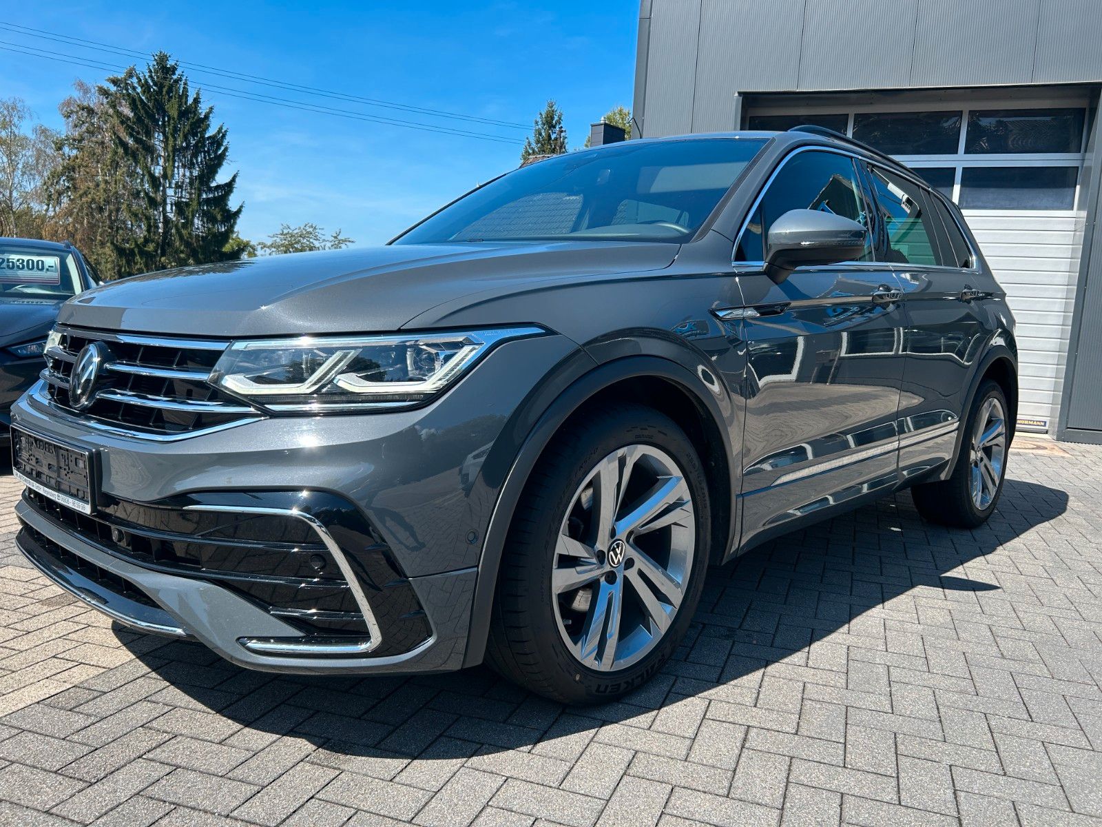 Fahrzeugabbildung Volkswagen Tiguan R-Line  Standheizung AHK