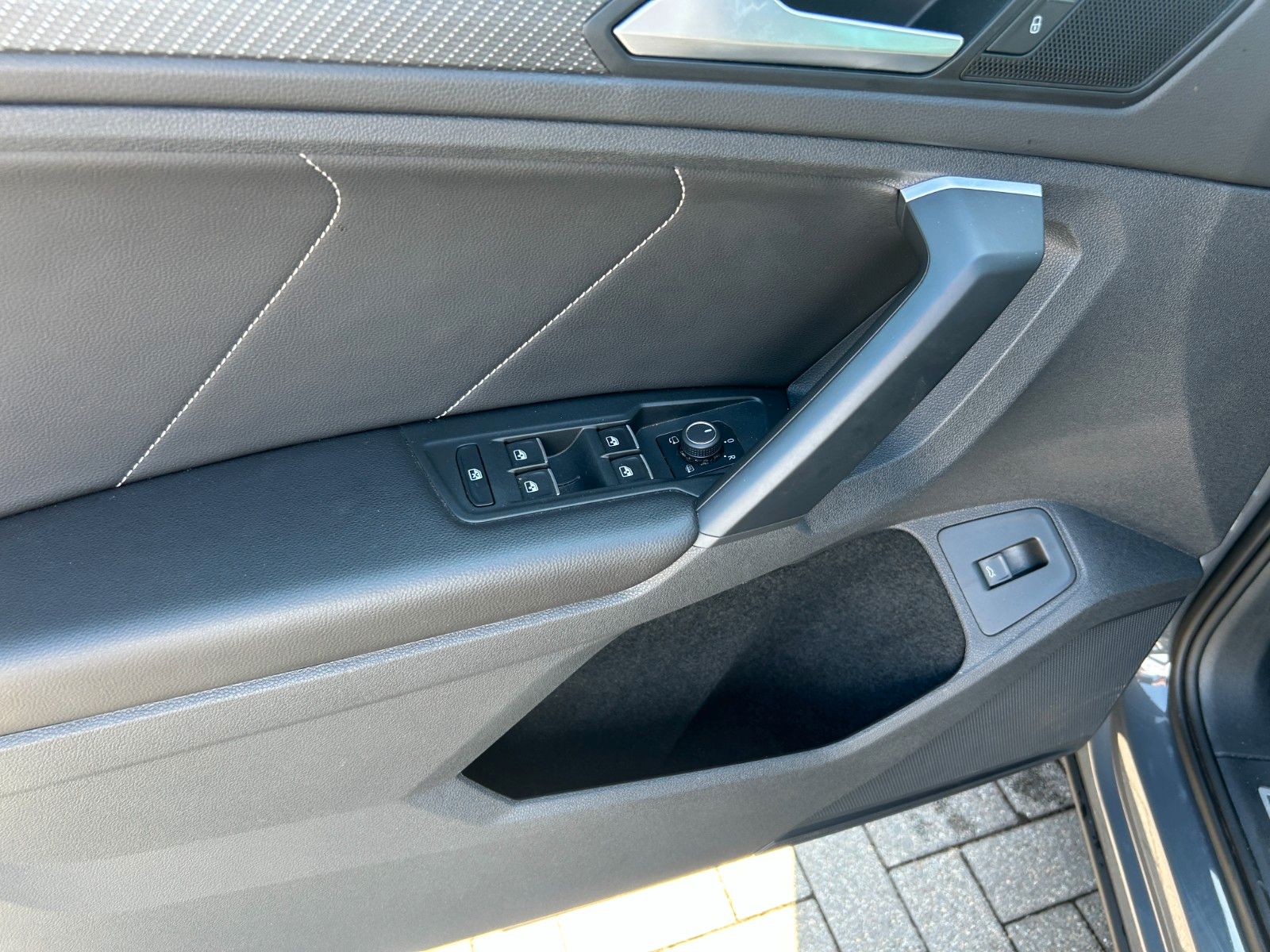 Fahrzeugabbildung Volkswagen Tiguan R-Line  Standheizung AHK