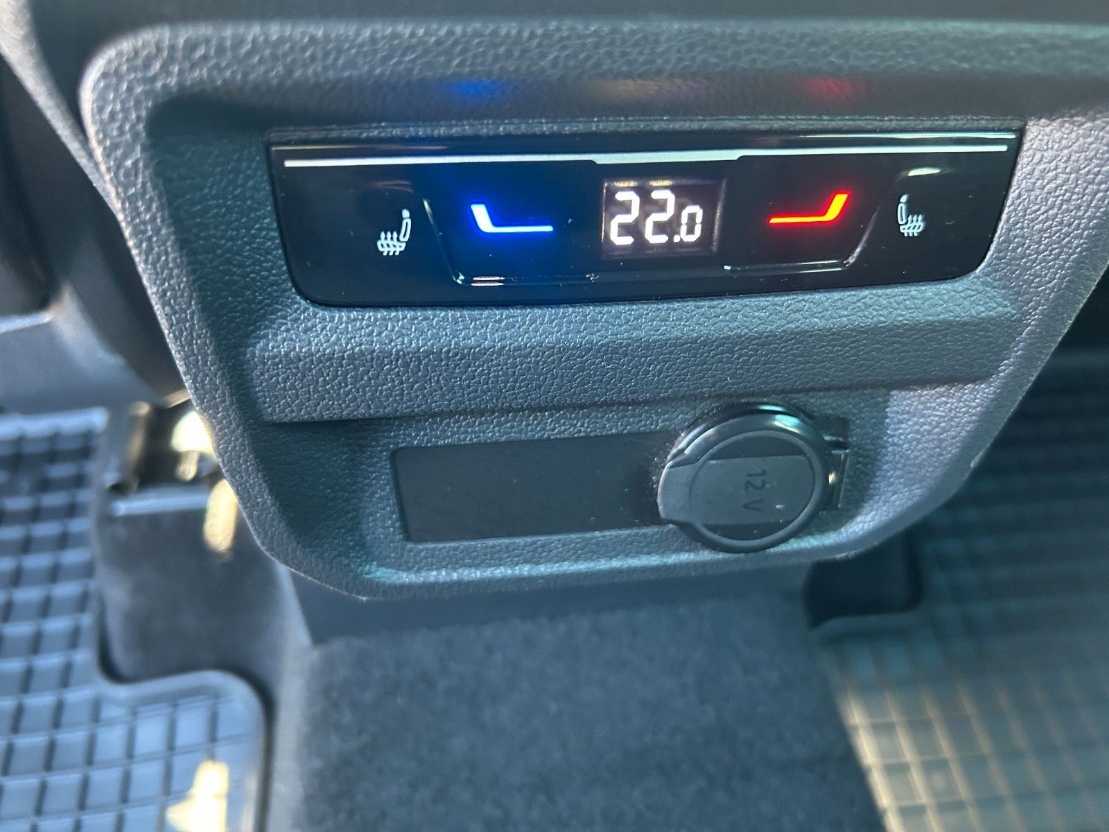 Fahrzeugabbildung Volkswagen Tiguan R-Line  Standheizung AHK