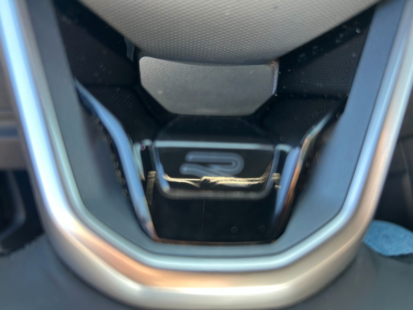 Fahrzeugabbildung Volkswagen Tiguan R-Line  Standheizung AHK