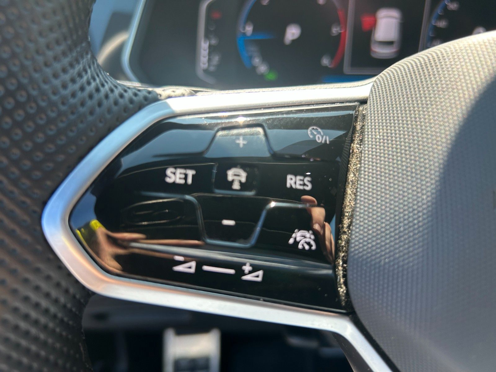 Fahrzeugabbildung Volkswagen Tiguan R-Line  Standheizung AHK
