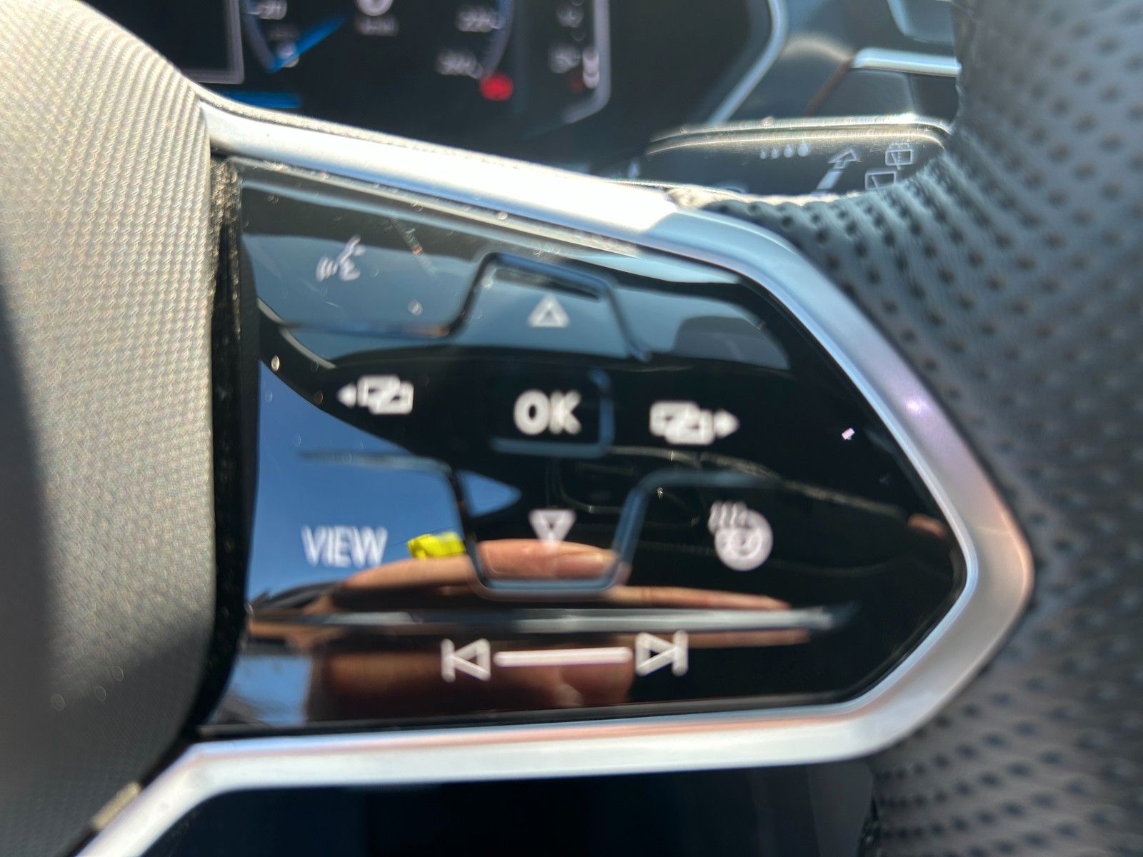 Fahrzeugabbildung Volkswagen Tiguan R-Line  Standheizung AHK