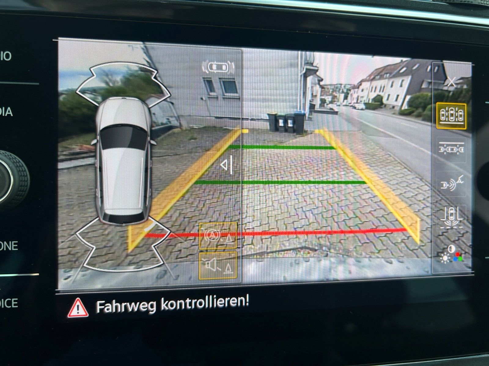 Fahrzeugabbildung Volkswagen Tiguan R-Line  Standheizung AHK