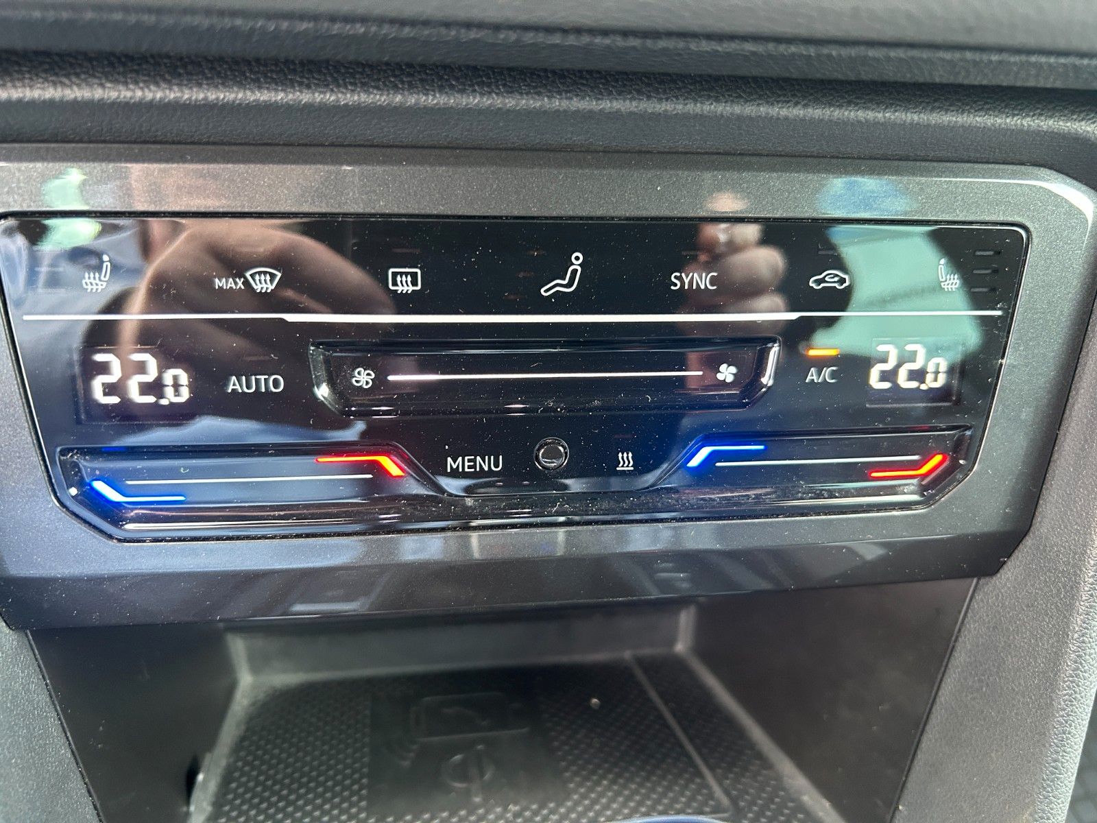 Fahrzeugabbildung Volkswagen Tiguan R-Line  Standheizung AHK