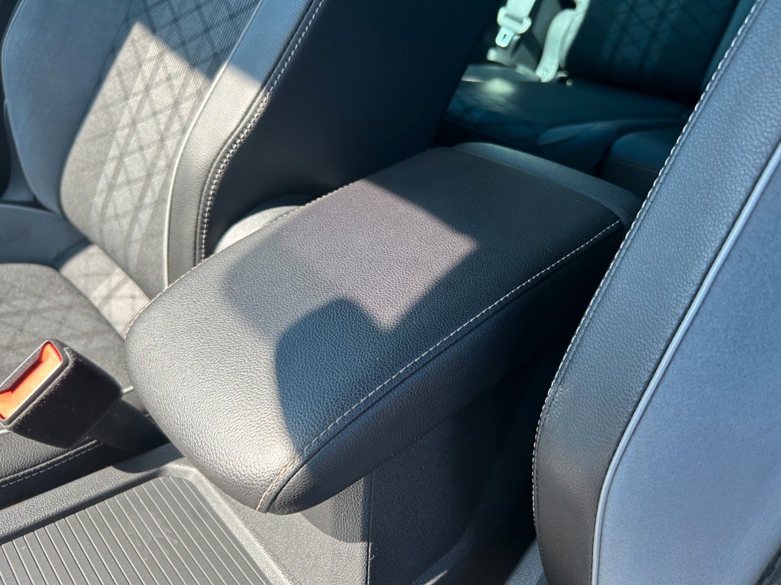 Fahrzeugabbildung Volkswagen Tiguan R-Line  Standheizung AHK