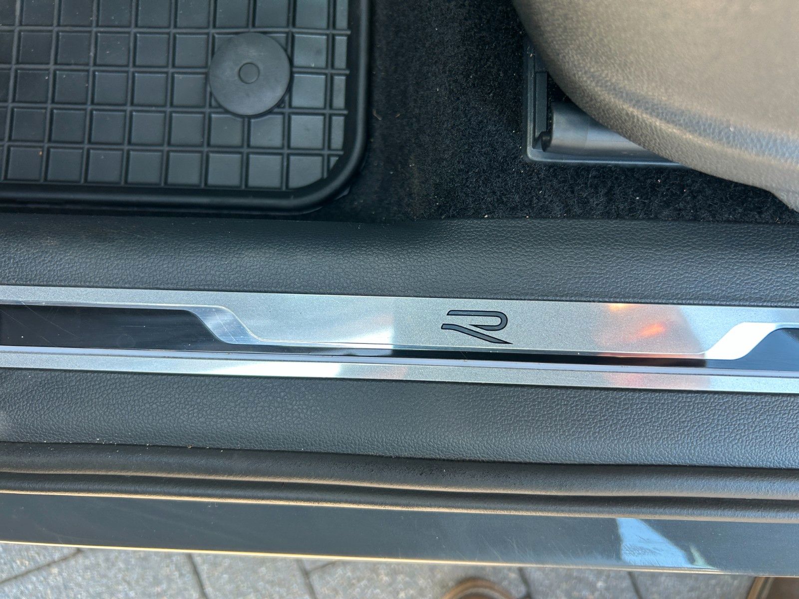 Fahrzeugabbildung Volkswagen Tiguan R-Line  Standheizung AHK
