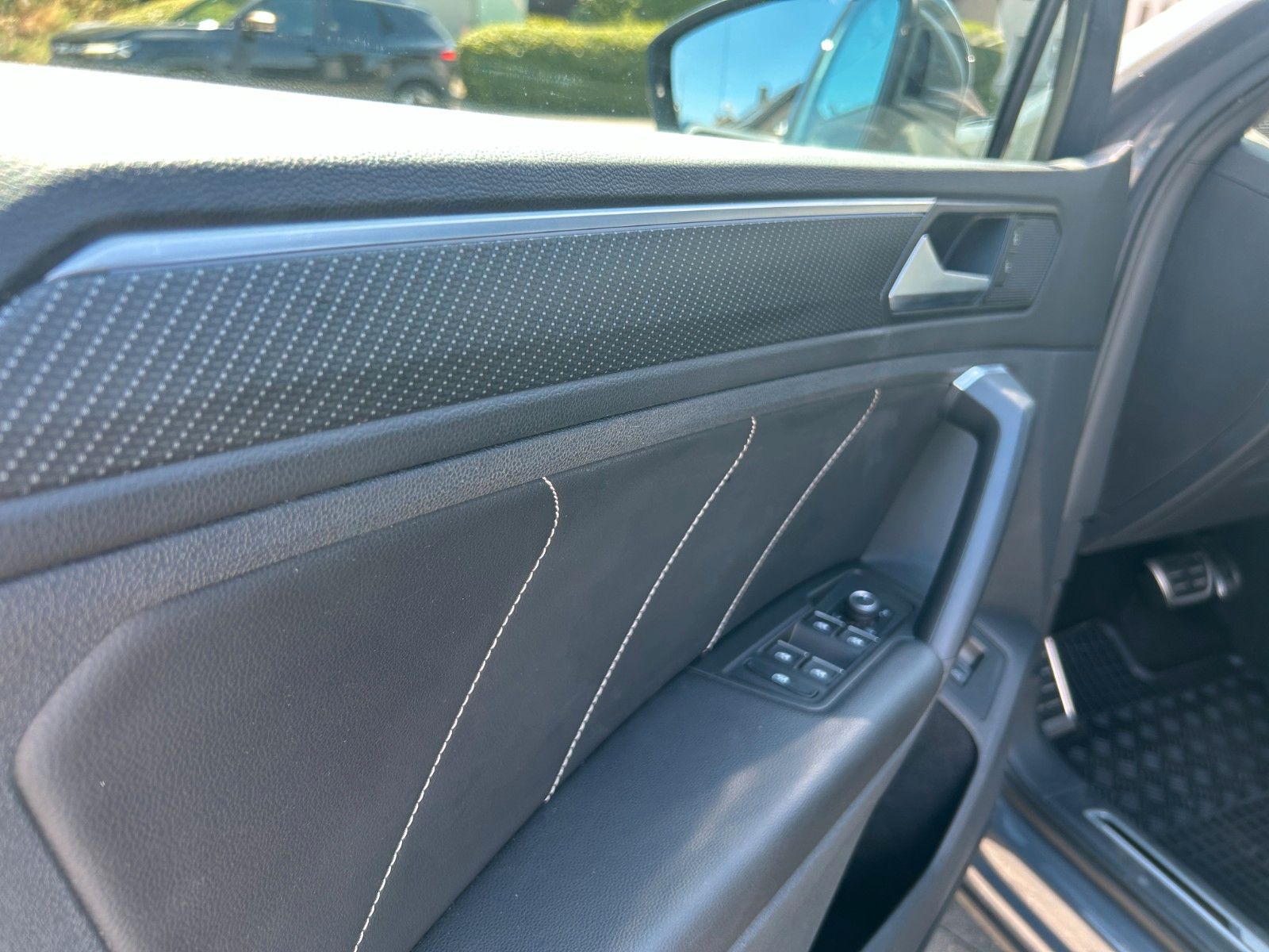 Fahrzeugabbildung Volkswagen Tiguan R-Line  Standheizung AHK