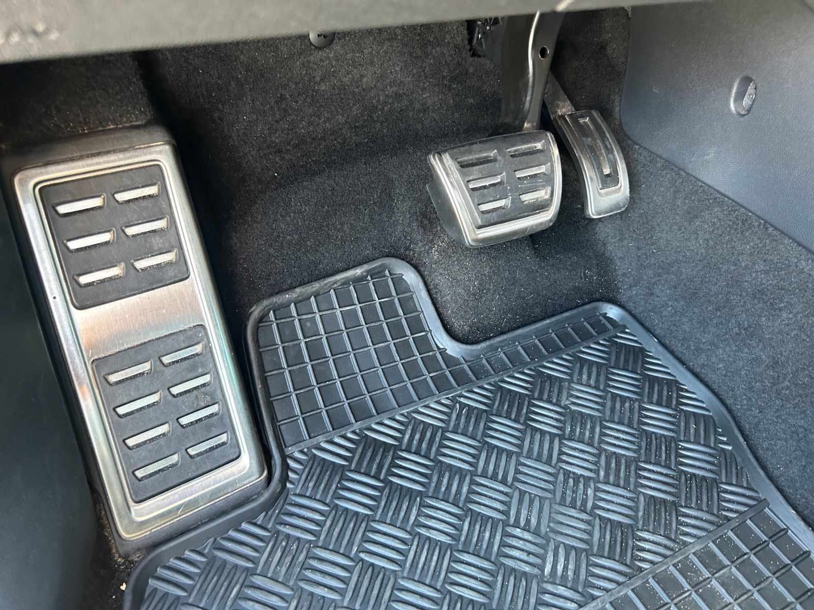 Fahrzeugabbildung Volkswagen Tiguan R-Line  Standheizung AHK