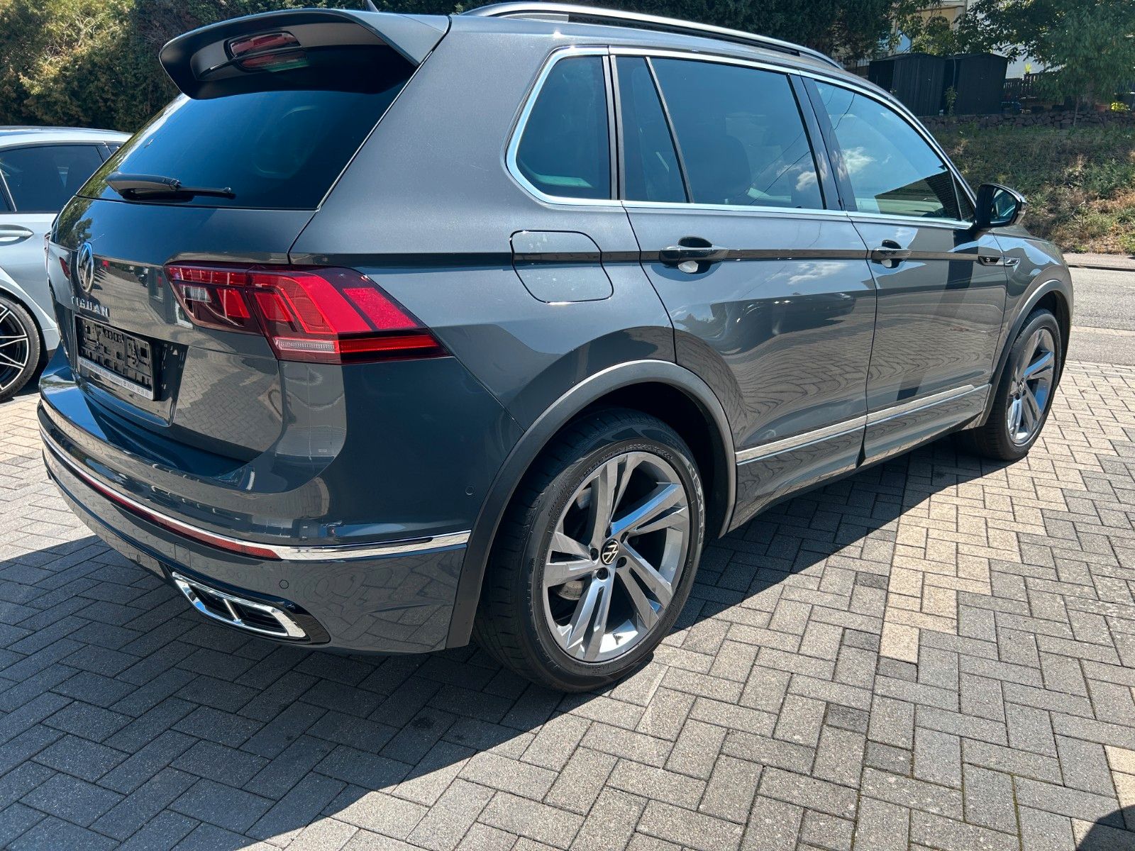 Fahrzeugabbildung Volkswagen Tiguan R-Line  Standheizung AHK