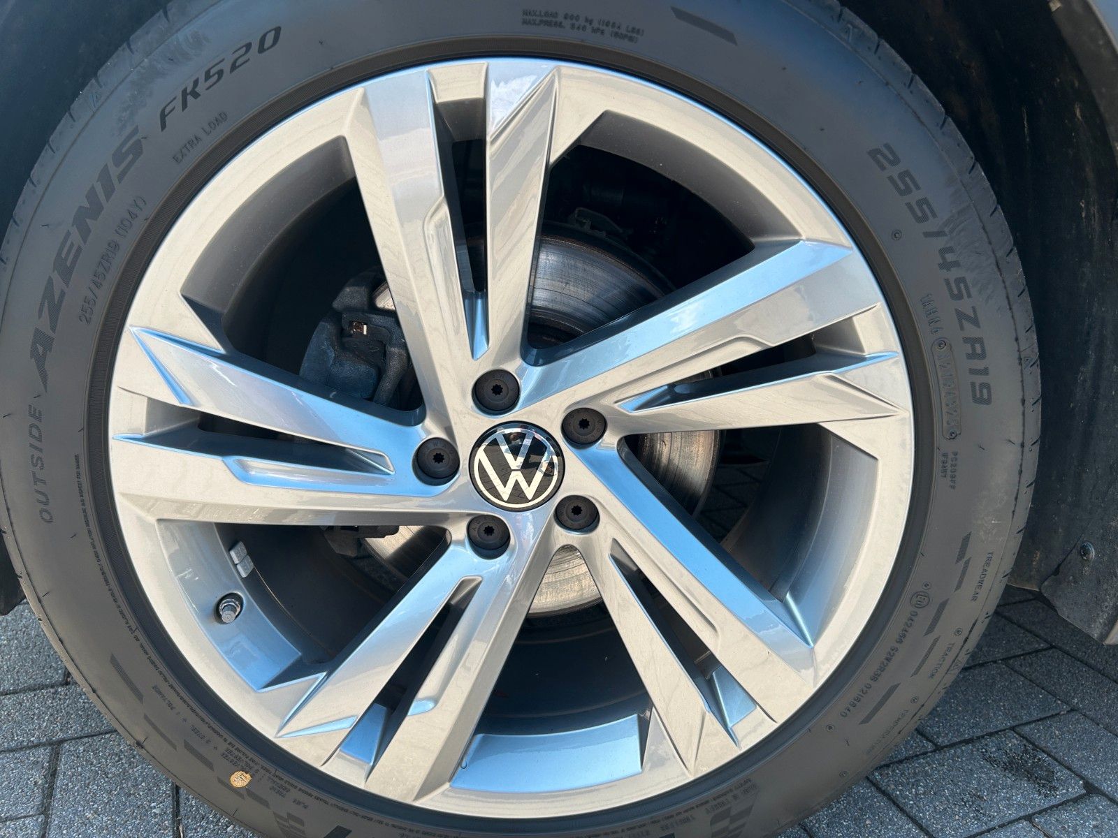 Fahrzeugabbildung Volkswagen Tiguan R-Line  Standheizung AHK