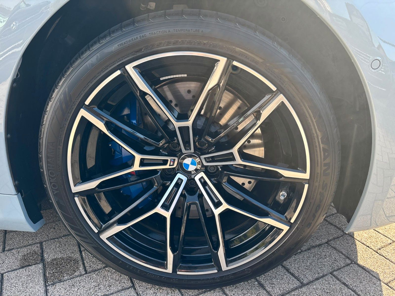 Fahrzeugabbildung BMW M2 Coupe mit Carbondach