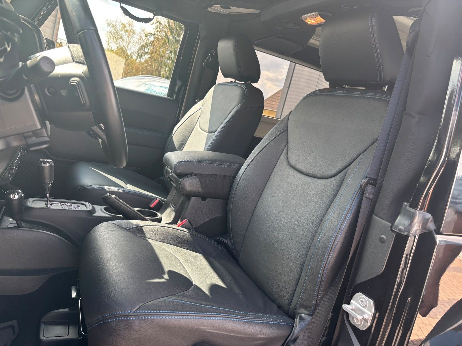Fahrzeugabbildung Jeep Wrangler / Unlimited Sahara mit Standheizung