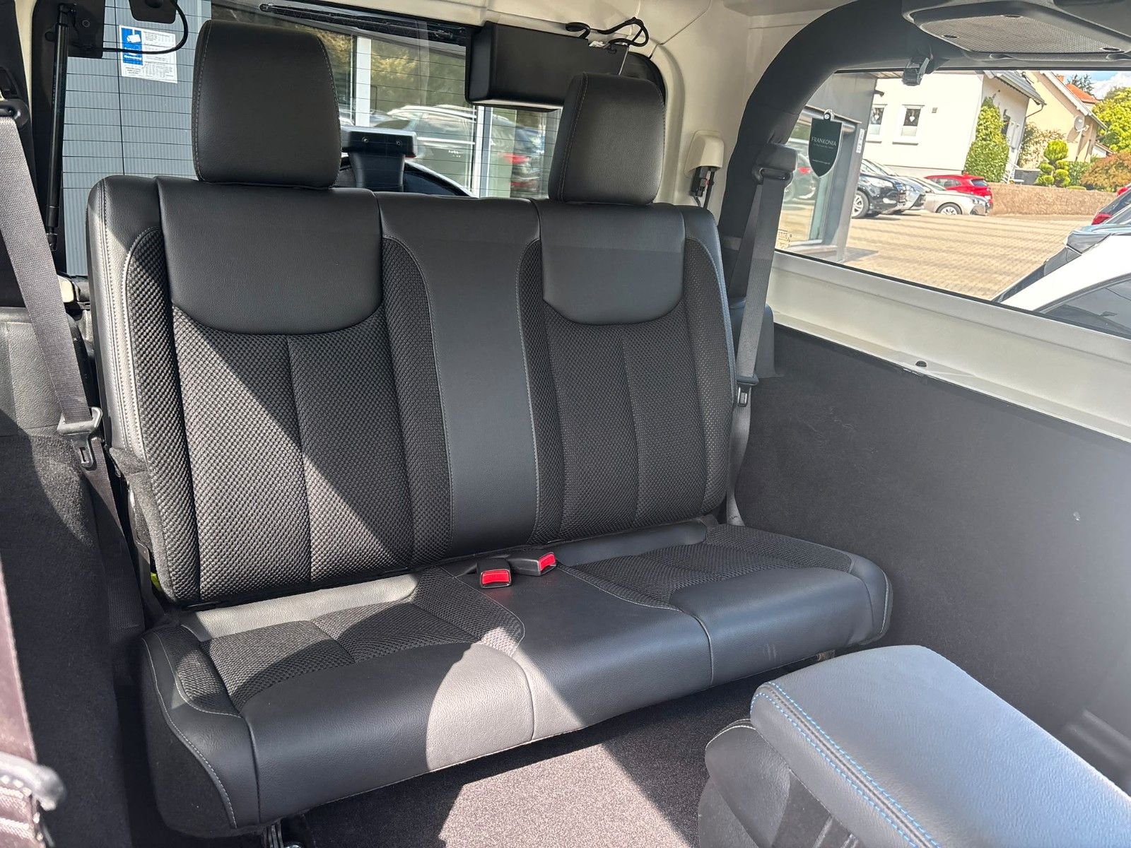 Fahrzeugabbildung Jeep Wrangler / Unlimited Sahara mit Standheizung