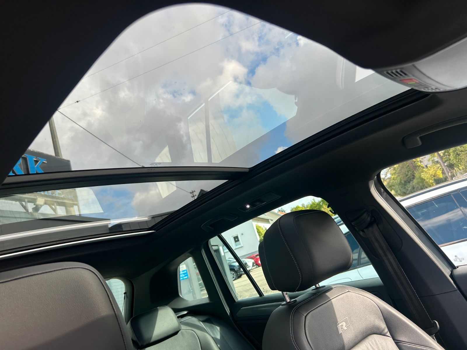 Fahrzeugabbildung Volkswagen Tiguan R-Line Highline 4Motion