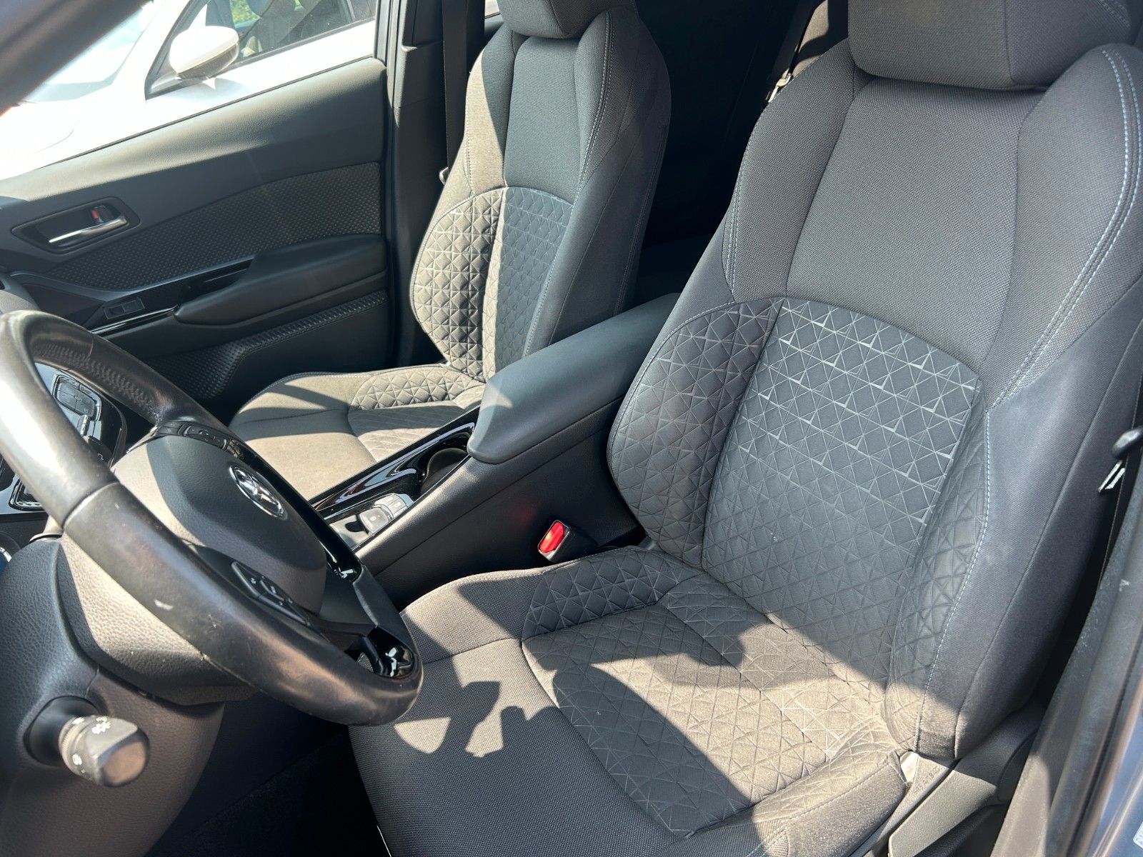 Fahrzeugabbildung Toyota C-HR Hybrid Lounge