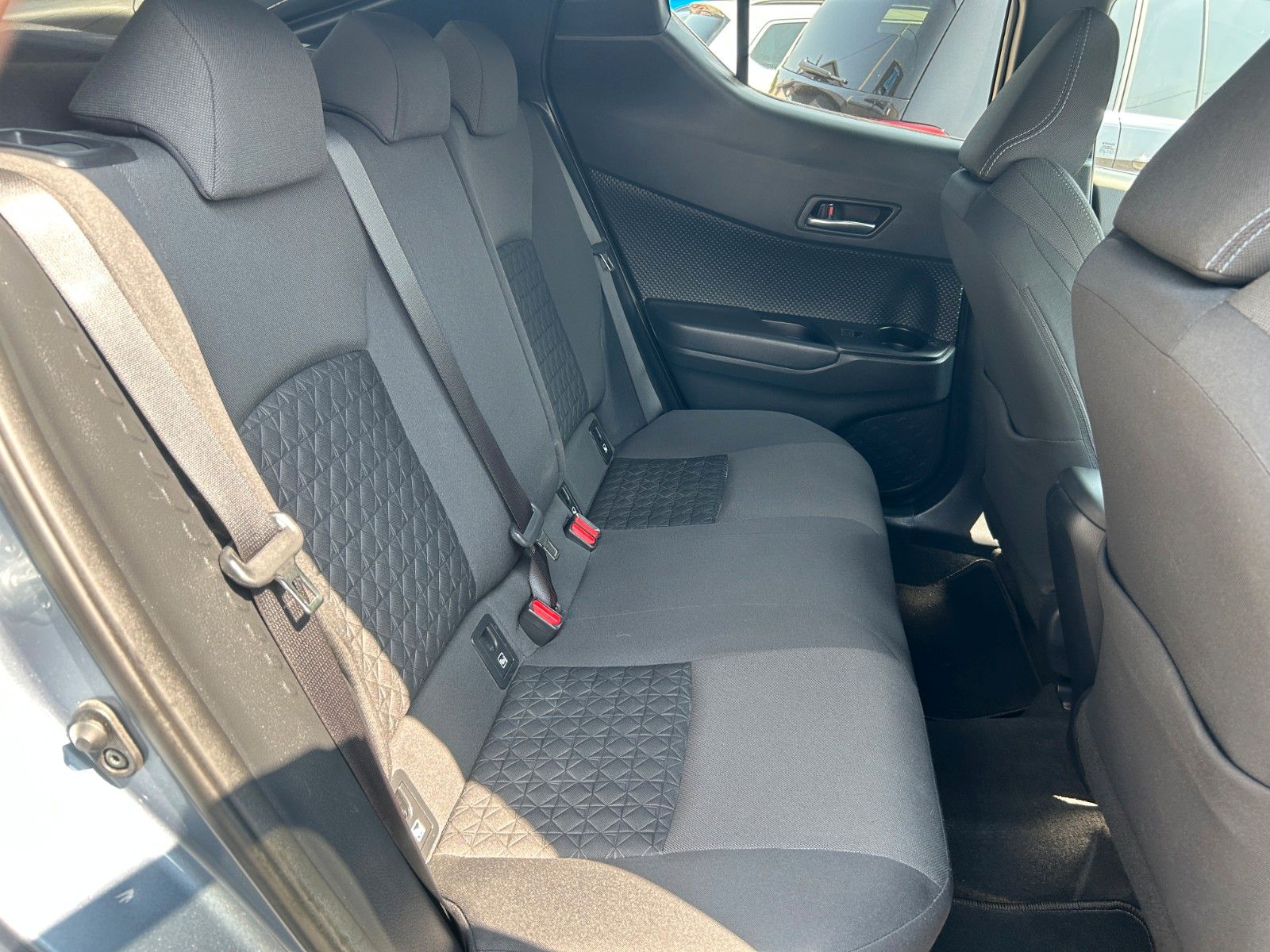Fahrzeugabbildung Toyota C-HR Hybrid Lounge