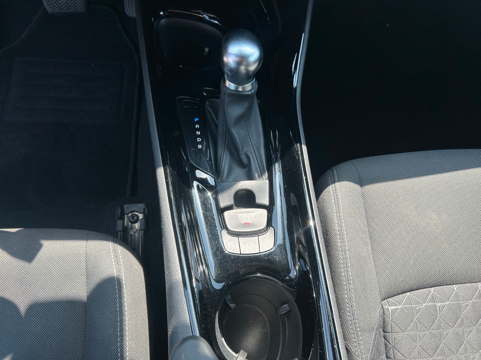 Fahrzeugabbildung Toyota C-HR Hybrid Lounge