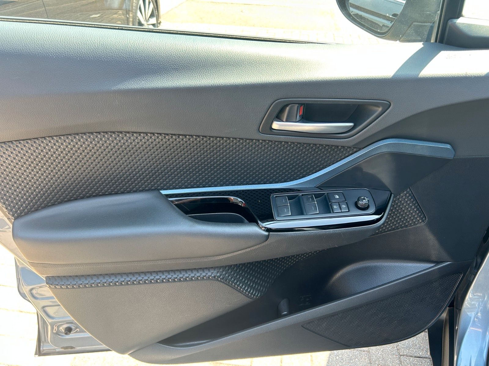 Fahrzeugabbildung Toyota C-HR Hybrid Lounge