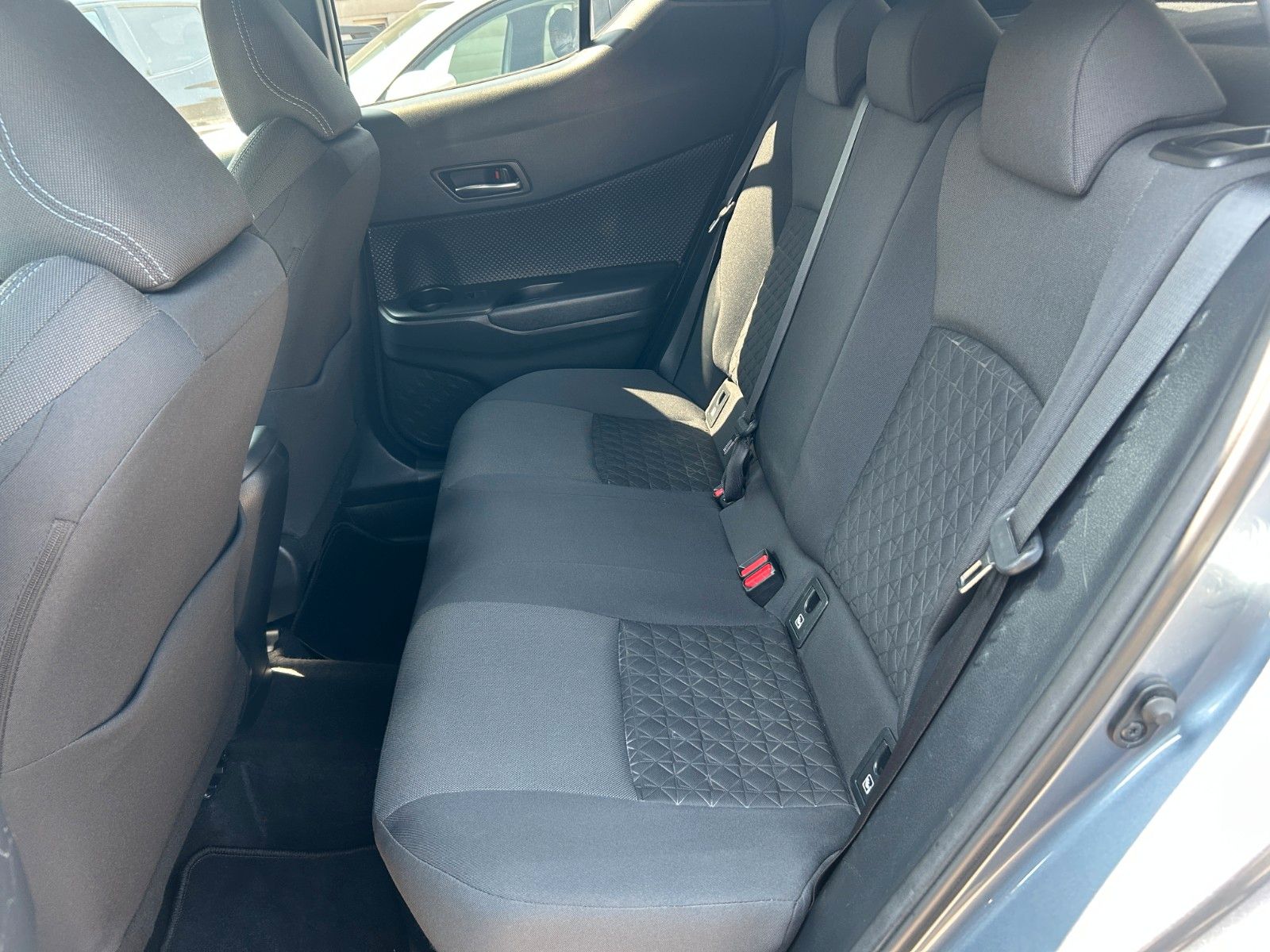 Fahrzeugabbildung Toyota C-HR Hybrid Lounge