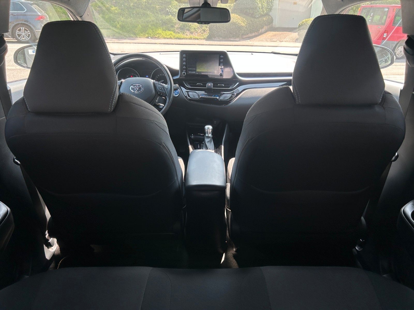Fahrzeugabbildung Toyota C-HR Hybrid Lounge