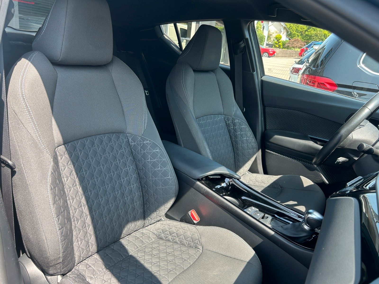 Fahrzeugabbildung Toyota C-HR Hybrid Lounge