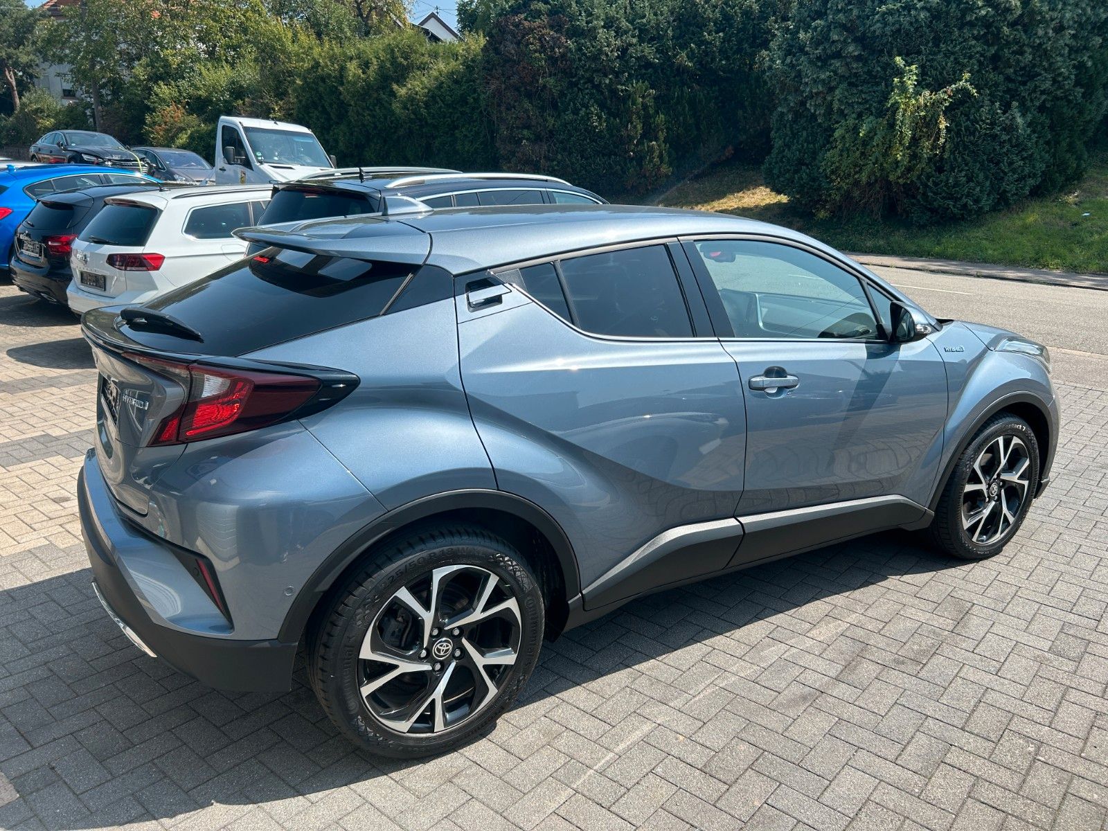 Fahrzeugabbildung Toyota C-HR Hybrid Lounge