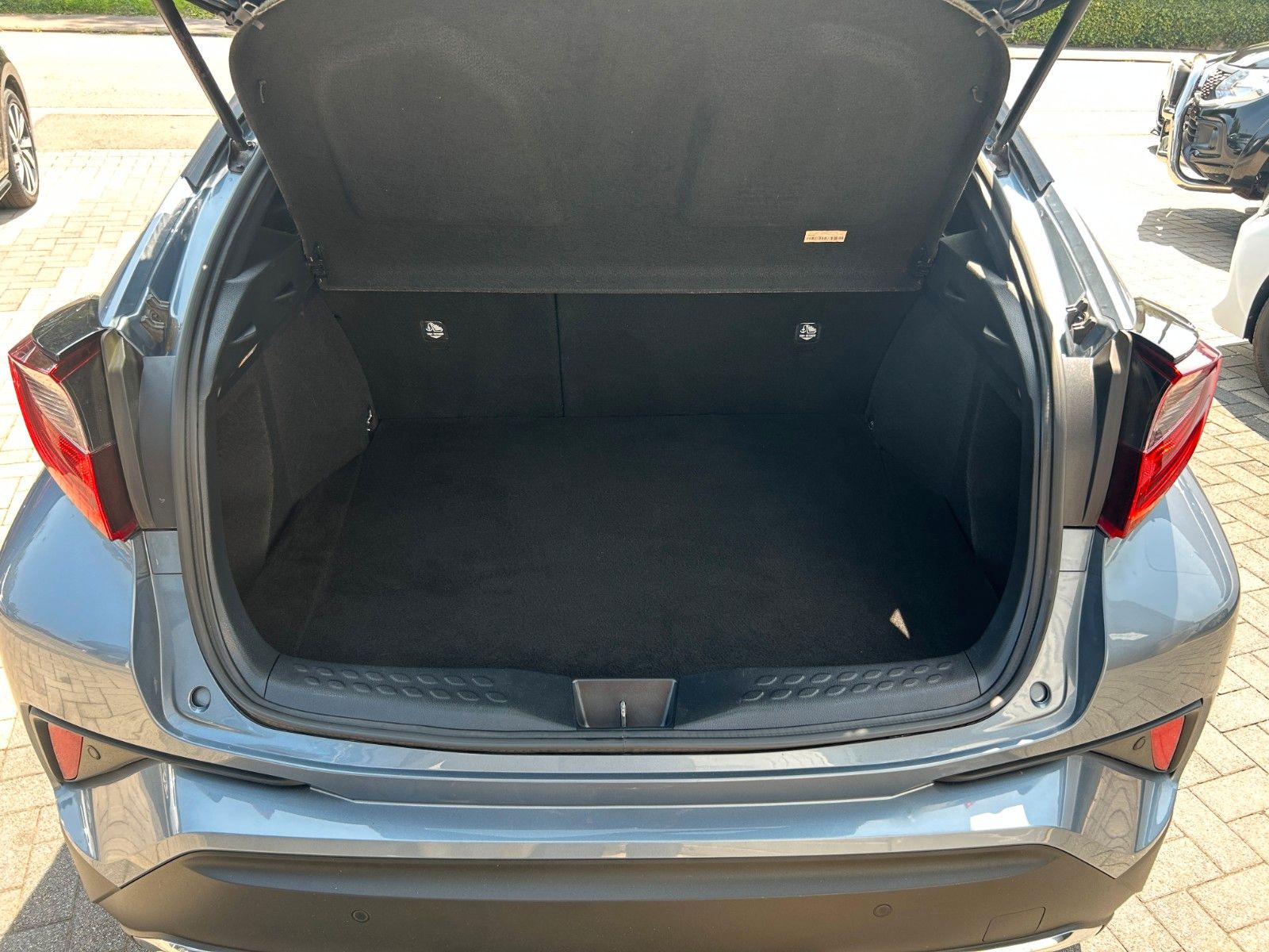 Fahrzeugabbildung Toyota C-HR Hybrid Lounge