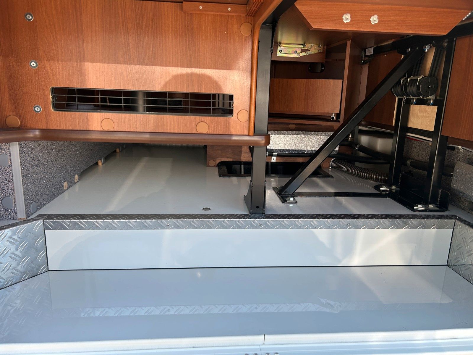 Fahrzeugabbildung Carthago Chic E:-Line 4.7 YACHTING Standklimanlage